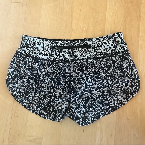 Lululemon Speed-Up 2.5” Shorts - Picture 2 of 3
